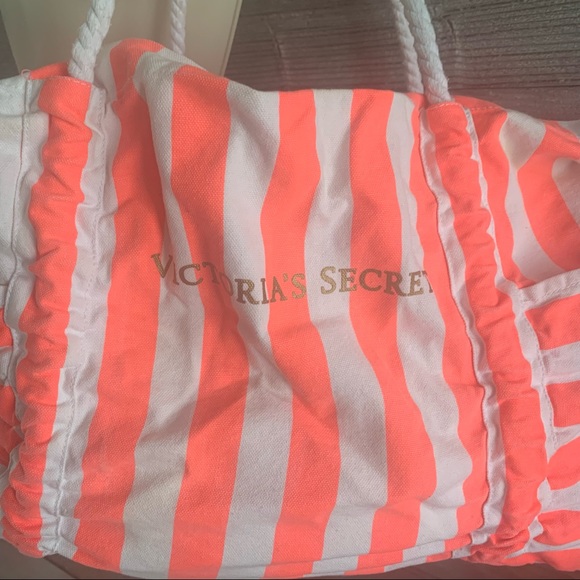 Victoria’s Secret striped bag with rope handles and magnetic snap, side pockets. - Picture 2 of 11